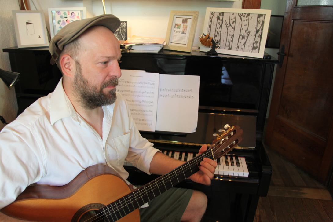 Dirk mit Gitarre am Klavier